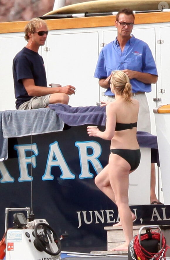 Kate Winslet profite du soleil sur son yacht à Puerta Vallarta au Mexique le 15 mars 2010, auprès de ses enfants, Mia et Honey, et de ses proches