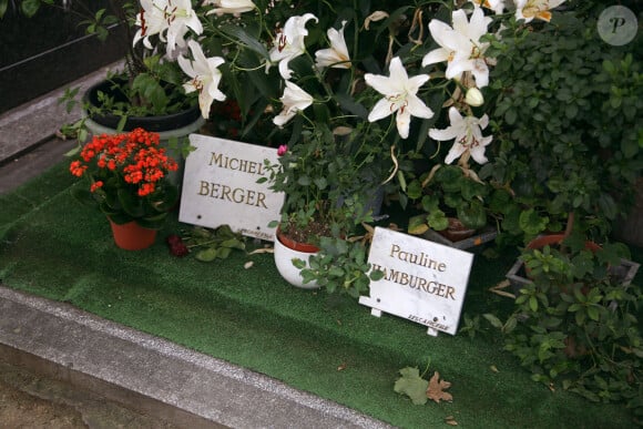 La tombe du chanteur Michel Berger et de sa fille Pauline au cimetière de Montmartre à Paris, France, le 19 juillet 2007. Photo par Denis Guignebourg/ABACAPRESS.COM