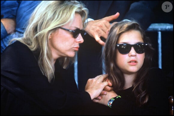 France Gall avec sa fille Pauline Hamburger (13 ans, fille de Michel Berger) aux obsèques de Michel Berger au cimetière de Montmartre à Paris en 1992