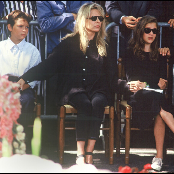 France Gall avec son fils Raphaël Hamburger et sa fille Pauline Hamburger (enfants de Michel Berger) aux obsèques de Michel Berger au cimetière de Montmartre à Paris en 1992