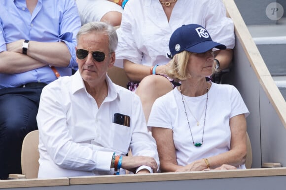 Bernard de La Villardière et Anne - Célébrités dans les tribunes de la finale Dames des Internationaux de Tennis de Roland Garros à Paris le 8 juin 2024. © Jacovides-Moreau/Bestimage