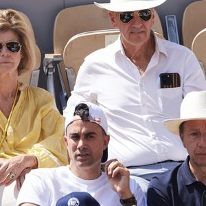 Bernard de La Villardière et sa femme Anne, Stéphane Bern et son compagnon Yori Bailleres - Célébrités dans les tribunes de la finale homme des Internationaux de France de tennis de Roland Garros 2024 à Paris le 9 juin 2024. © Jacovides-Moreau/Bestimage