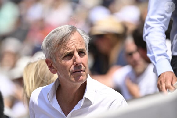 Bernard de La Villardière - Célébrités dans les tribunes des Internationaux de France de tennis de Roland Garros 2023.