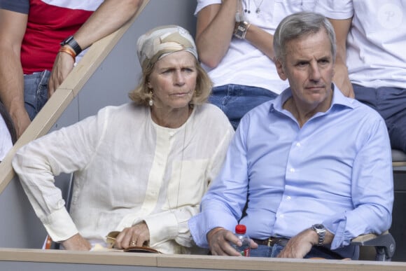 Un lieu où il fait bon vivre, près des montagnes.
Bernard de la Villardière et sa femme Anne - Célébrités dans les tribunes des internationaux de France de Roland Garros à Paris le 1er juin 2022. © Cyril Moreau - Dominique Jacovides/Bestimage