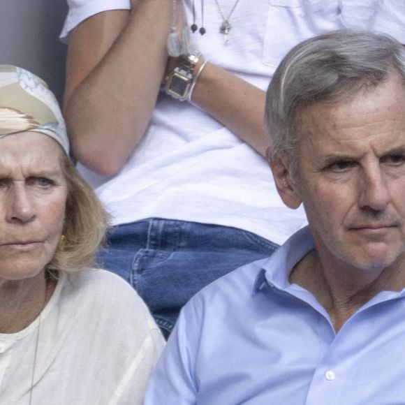 Un lieu où il fait bon vivre, près des montagnes.
Bernard de la Villardière et sa femme Anne - Célébrités dans les tribunes des internationaux de France de Roland Garros à Paris le 1er juin 2022. © Cyril Moreau - Dominique Jacovides/Bestimage