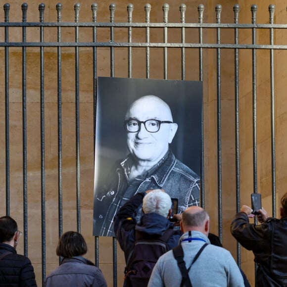 "On ne se voyait pas beaucoup, il ne manque pas dans le quotidien mais il manque dans l'idée qu'on ne fera plus jamais rien ensemble", explique alors Gérard Jugnot. 
Sortie des Obsèques de Michel Blanc en l'église Saint-Eustache à Paris, le 10 octobre 2024. © Moreau / Jacovides / Bestimage 