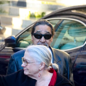 Josiane Balasko et son mari George Aguilar - Sortie des Obsèques de Michel Blanc en l'église Saint-Eustache à Paris, le 10 octobre 2024. © Moreau / Jacovides / Bestimage 