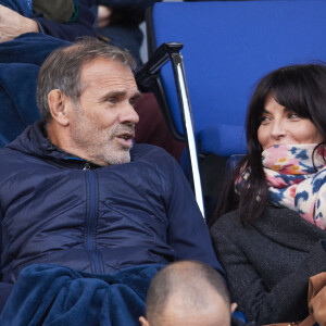 Pauline Delpech et un ami - Célébrités dans les tribunes du match de football de Ligue 2 entre le Paris FC et le FC Annecy au Stade Charlety à Paris le 23 novembre 2024. © Cyril Moreau/Bestimage