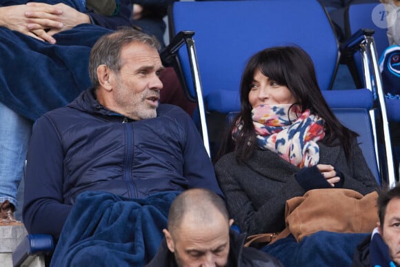 Pauline Delpech et un ami - Célébrités dans les tribunes du match de football de Ligue 2 entre le Paris FC et le FC Annecy au Stade Charlety à Paris le 23 novembre 2024. © Cyril Moreau/Bestimage