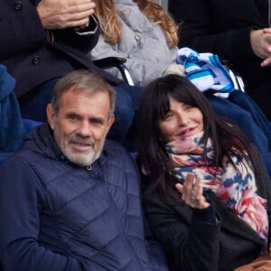 Pauline Delpech et un ami - Célébrités dans les tribunes du match de football de Ligue 2 entre le Paris FC et le FC Annecy au Stade Charlety à Paris le 23 novembre 2024. © Cyril Moreau/Bestimage