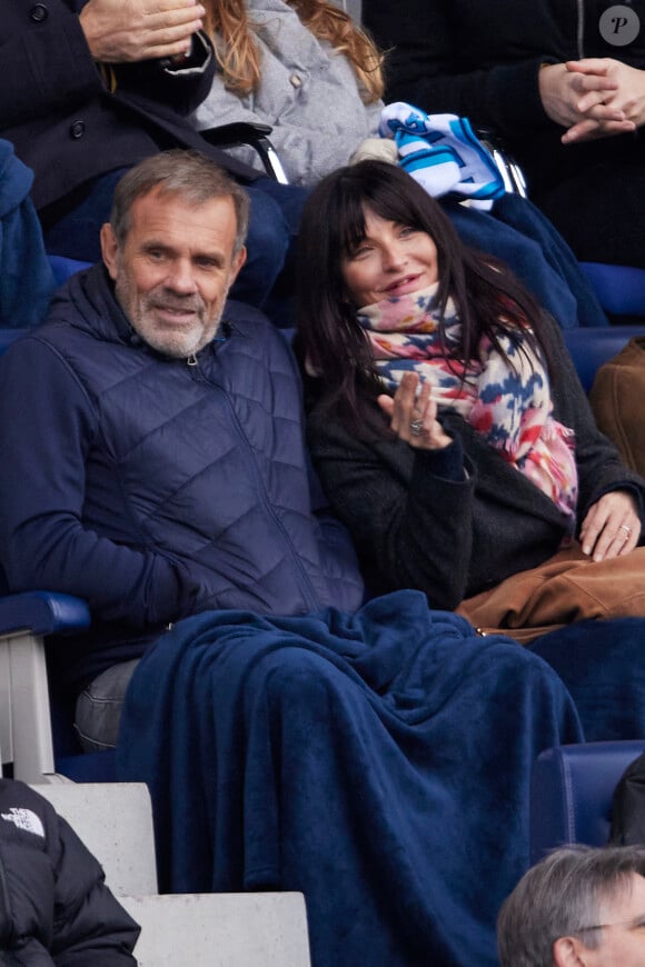 Pauline Delpech et un ami - Célébrités dans les tribunes du match de football de Ligue 2 entre le Paris FC et le FC Annecy au Stade Charlety à Paris le 23 novembre 2024. © Cyril Moreau/Bestimage