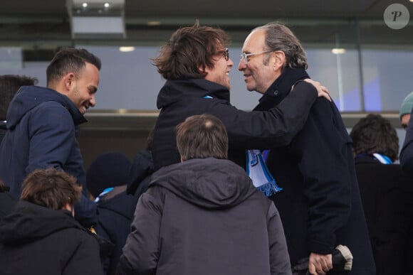 Xavier Niel et Hugo Selignac - Célébrités dans les tribunes du match de football de Ligue 2 entre le Paris FC et le FC Annecy au Stade Charlety à Paris le 23 novembre 2024. © Cyril Moreau/Bestimage