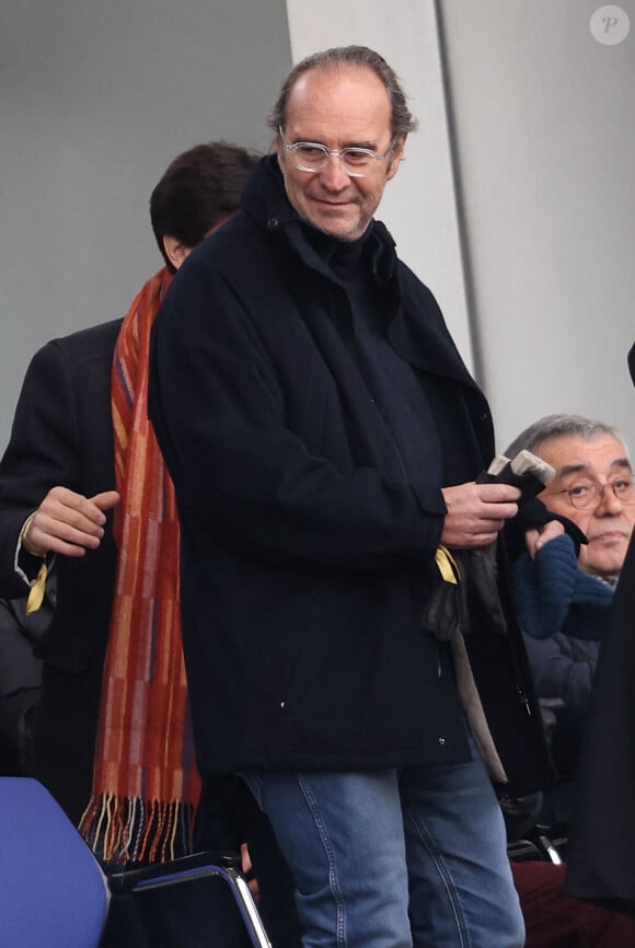 Xavier Niel - Célébrités dans les tribunes du match de football de Ligue 2 entre le Paris FC et le FC Annecy au Stade Charlety à Paris le 23 novembre 2024. © Cyril Moreau/Bestimage 