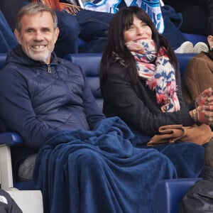 Pauline Delpech et un ami - Célébrités dans les tribunes du match de football de Ligue 2 entre le Paris FC et le FC Annecy au Stade Charlety à Paris le 23 novembre 2024. © Cyril Moreau/Bestimage