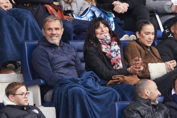 Pauline Delpech et un ami - Célébrités dans les tribunes du match de football de Ligue 2 entre le Paris FC et le FC Annecy au Stade Charlety à Paris le 23 novembre 2024. © Cyril Moreau/Bestimage