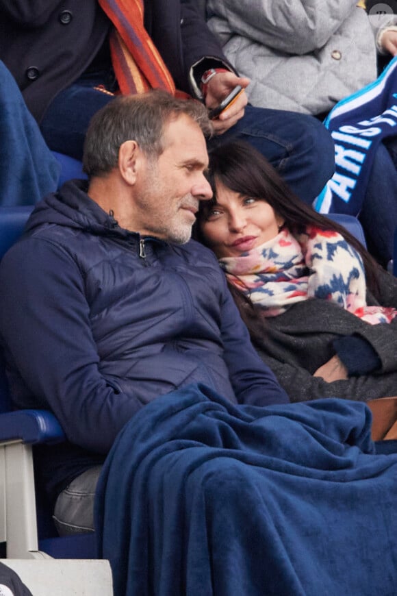 Pauline Delpech et un ami - Célébrités dans les tribunes du match de football de Ligue 2 entre le Paris FC et le FC Annecy au Stade Charlety à Paris le 23 novembre 2024. © Cyril Moreau/Bestimage