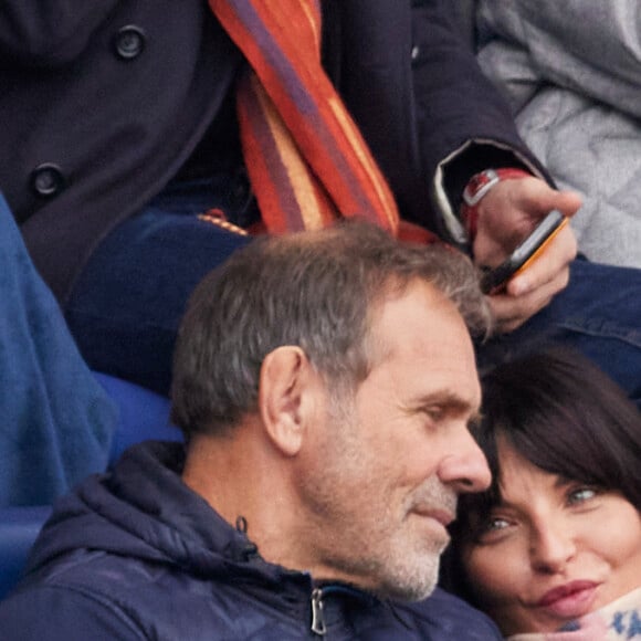 Pauline Delpech et un ami - Célébrités dans les tribunes du match de football de Ligue 2 entre le Paris FC et le FC Annecy au Stade Charlety à Paris le 23 novembre 2024. © Cyril Moreau/Bestimage