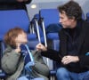 Le fils du propriétaire de LVMH Bernard Arnault, a également un autre fils plus jeune avec le top model russe 
Antoine Arnault et son fils aîné - Célébrités dans les tribunes du match de football de Ligue 2 entre le Paris FC et le FC Annecy au Stade Charlety à Paris le 23 novembre 2024. © Cyril Moreau/Bestimage