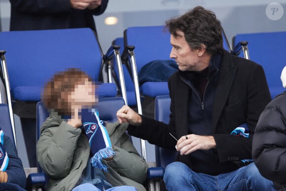 Le fils du propriétaire de LVMH Bernard Arnault, a également un autre fils plus jeune avec le top model russe 
Antoine Arnault et son fils aîné - Célébrités dans les tribunes du match de football de Ligue 2 entre le Paris FC et le FC Annecy au Stade Charlety à Paris le 23 novembre 2024. © Cyril Moreau/Bestimage