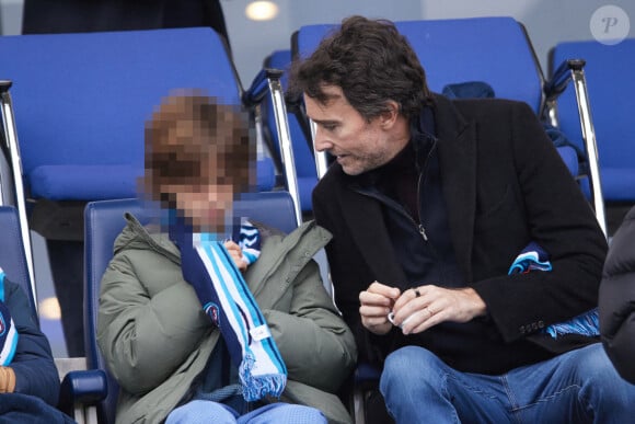 son fils est né le 2 mai 2014 de son amour avec la mannequin russe Natalia Vodianova (qu'il a épousée en 2020).
Antoine Arnault et son fils aîné Célébrités dans les tribunes du match de football de Ligue 2 entre le Paris FC et le FC Annecy au Stade Charlety à Paris le 23 novembre 2024. © Cyril Moreau/Bestimage