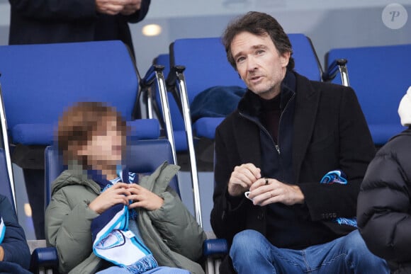 Antoine Arnault et son fils aîné - Célébrités dans les tribunes du match de football de Ligue 2 entre le Paris FC et le FC Annecy au Stade Charlety à Paris le 23 novembre 2024. © Cyril Moreau/Bestimage