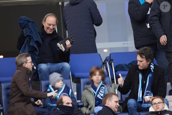 Xavier Niel et Antoine Arnault et son fils aîné - Célébrités dans les tribunes du match de football de Ligue 2 entre le Paris FC et le FC Annecy au Stade Charlety à Paris le 23 novembre 2024. © Cyril Moreau/Bestimage