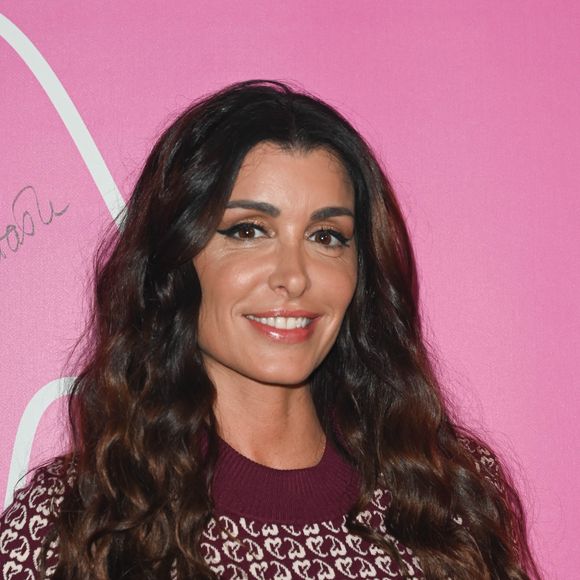 Le 22 novembre, la chanteuse a dévoilé son 10ème opus baptisé Jukebox dans lequel elle revisite ses anciens succès de 2002 à 2012. 
Exclusif - Jenifer Bartoli - Backstage - Enregistrement de l'émission "Tout le monde chante contre le cancer, les stars relèvent le défi" dans le cadre du gala de l'association "Tout le monde chante contre le cancer" présentée par J.Anthony au Dôme de Paris, et diffusée le 4 janvier sur W9. Le 22 novembre 2022 © Coadic Guirec-Christophe Clovis / Bestimage