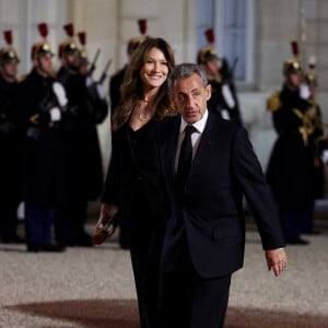 Pas peu fier de son clan en plus d'en être "très proche", Nicolas Sarkozy n'a pas tari d'éloges à son sujet : "On passe les vacances tous ensemble".
Nicolas Sarkozy et sa femme Carla Bruni-Sarkozy lors de l'accueil par le couple présidentiel français du président du Kazakhstan au palais de l'Elysée à Paris pour un dîner d'état le 5 novembre 2024. © Dominique Jacovides / Bestimage 