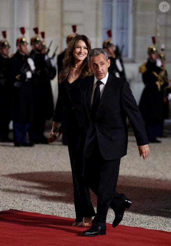 Pas peu fier de son clan en plus d'en être "très proche", Nicolas Sarkozy n'a pas tari d'éloges à son sujet : "On passe les vacances tous ensemble".
Nicolas Sarkozy et sa femme Carla Bruni-Sarkozy lors de l'accueil par le couple présidentiel français du président du Kazakhstan au palais de l'Elysée à Paris pour un dîner d'état le 5 novembre 2024. © Dominique Jacovides / Bestimage 