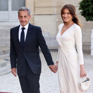 Et de compléter : "Il n'y a pas de concept de demi-frères et demi-soeurs, ils sont frères et soeurs !".
Nicolas Sarkozy et sa femme Carla Bruni-Sarkozy (robe Ralph Lauren) - Dîner d'état en l'honneur du président des Etats-Unis et sa femme au palais de l'Elysée à Paris, à l'occasion de leur visite officielle en France. Le 8 juin 2024 © Jacovides-Moreau / Bestimage 