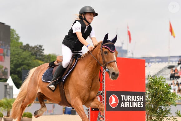 Giulia Sarkozy - N.Sarkozy et sa femme C.Bruni viennent soutenir leur fille G.Sarkozy pendant l'épreuve Kids Cup L'Envol lors de la 10ème édition du "Longines Paris Eiffel Jumping" à la Plaine de Jeux de Bagatelle à Paris, France, le 21 juin 2024. © Perusseau-Veeren/Bestimage 