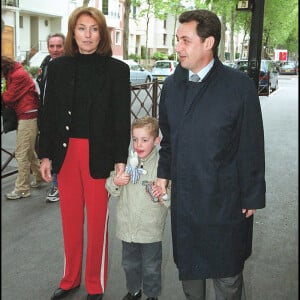 Nicolas Sarkozy, son ex-femme Cécilia votent à Neuilly, avec leur fils Louis.