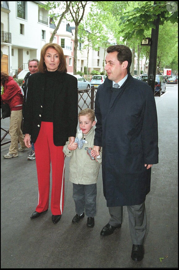 Nicolas Sarkozy, son ex-femme Cécilia votent à Neuilly, avec leur fils Louis.