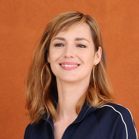 Qui souffle sa 43e bougie ce jeudi 28 novembre 2024
Louise Bourgoin - Célébrités au village lors des Internationaux de France de tennis de Roland Garros 2024 à Paris le 9 juin 2024. 