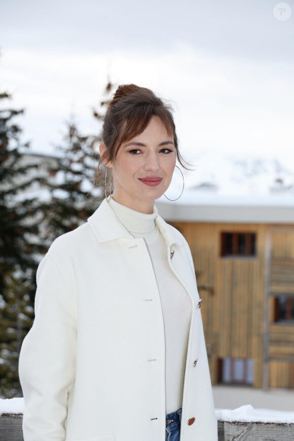 Louise Bourgoin - Photocall du film "Bis Repetita" dans le cadre du 27ème Festival International du Film de Comédie de l'Alpe d'Huez le 16 janvier 2024. © Dominique Jacovides/Bestimage 