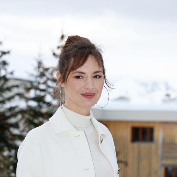 Louise Bourgoin - Photocall du film "Bis Repetita" dans le cadre du 27ème Festival International du Film de Comédie de l'Alpe d'Huez le 16 janvier 2024. © Dominique Jacovides/Bestimage 