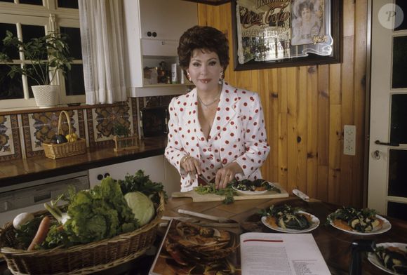 L'endroit où il y a la plus forte concentration au mètre carré d'artistes
Archives -  En France, à Paris, Rika Zarai chez elle dans sa maison Villa Montmorency en janvier 1990.