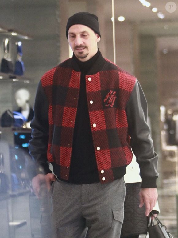 Mais aussi des footballeurs 
Milan : 25/11/2024 Milan Ph.Paolo Della Bella Zlatan Ibrahimovic avec sa compagne Helena Seger, alors qu'ils quittent la boutique ''Giorgio Armani'', dans le quartier de la mode, puis s'éloignent du centre. Zlatan porte une veste Louis Vuitton et Helena une veste Dior. (Crédit photo : © Paolo Della Bella/IPA via ZUMA Press)