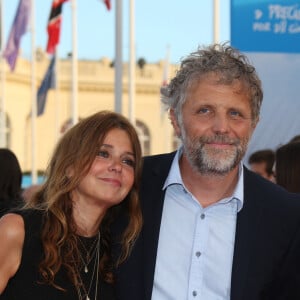 Alors qu'il était déjà papa de trois enfants, Stéphane Guillon a eu une autre fille, Violette, avec Muriel Cousin.
Stéphane Guillon et son ex femme Muriel Cousin lors de la première de "Imperium" au 42ème Festival du cinéma américain de Deauville, France, le 9 septembre 2016. © Denis Guignebourg/Bestimage