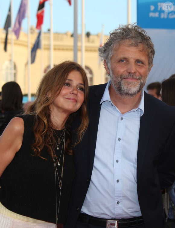 Alors qu'il était déjà papa de trois enfants, Stéphane Guillon a eu une autre fille, Violette, avec Muriel Cousin.
Stéphane Guillon et son ex femme Muriel Cousin lors de la première de "Imperium" au 42ème Festival du cinéma américain de Deauville, France, le 9 septembre 2016. © Denis Guignebourg/Bestimage