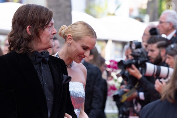 Les deux stars ont d'ailleurs accueilli une petite Nova en 2018. Cette dernière parlerait l'anglais et allemand en plus d'apprendre le français.
Norman Reedus et sa compagne Diane Kruger - Montée des marches pour la cérémonie de clôture du 75ème Festival International du Film de Cannes. Le 28 mai 2022 © Olivier Borde / Bestimage 