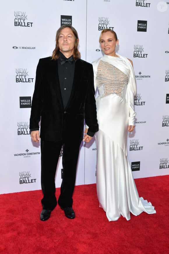 Norman Reedus et sa fiancée Diane Kruger au photocall de la soirée de gala de mode du New York City Ballet en l'honneur de George Balanchine et Jerome Robbins au théâtre David H. Koch à New York City, New York, Etats-Unis, le 5 octobre 2023. © StarMax/Bestimage 