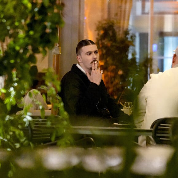 Pierre Garnier en terrasse du Martinez à la veille des NRJ Music Awards à Cannes, le 31 octobre 2024. © Sandrine Thesillat/Panoramic/Vestimage