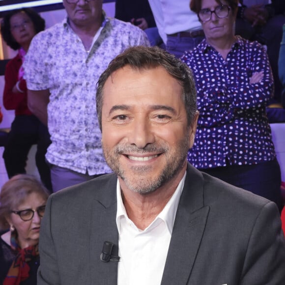 Exclusif - Bernard Montiel sur le plateau de l'enregistrement de l'émission " Face à Hanouna " présentée par C.Hanouna et diffusée sur C8 le 05 octobre 2024, à Paris, France, le 3 octobre 2024. © Jack Tribeca/Bestimage 