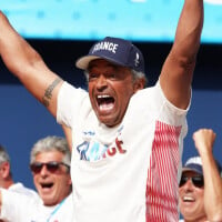 Yannick Noah à nouveau grand-père (en plus d'être à nouveau papa !) : présentation du bébé avec une jolie photo de famille