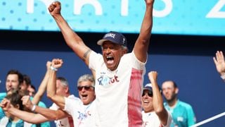 Yannick Noah à nouveau grand-père (en plus d'être à nouveau papa !) : présentation du bébé avec une jolie photo de famille