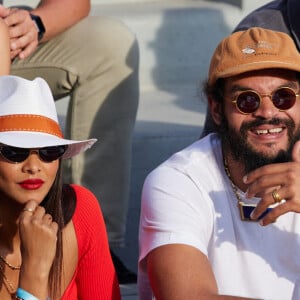 Joakim Noah et sa femme Lais Ribeiro - Personnalités dans les tribunes lors des internationaux de tennis de Roland Garros le 29 mai 2023. © Moreau / Jacovides / Bestimage 