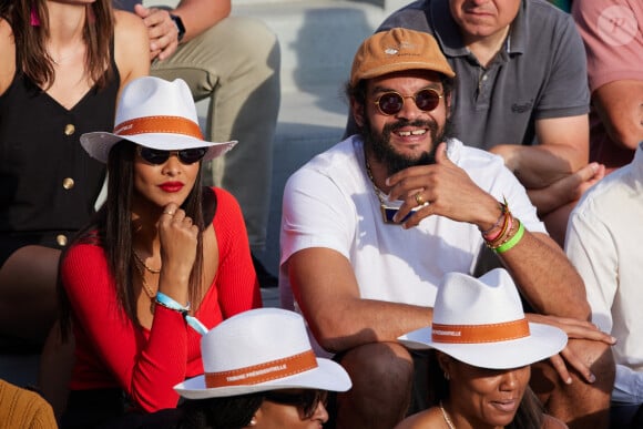 Joakim Noah et sa femme Lais Ribeiro - Personnalités dans les tribunes lors des internationaux de tennis de Roland Garros le 29 mai 2023. © Moreau / Jacovides / Bestimage 