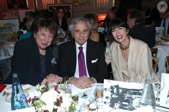 La fondation "Vaincre le Cancer" a récolté des fonds destinés à développer un espace bien-être pour les patients atteints de cancer à Villejuif...
Exclusif - Roselyne Bachelot-Narquin, Michel Oks "Président bénévole de la fondation Vaincre le cancer" et Nolwenn Leroy - Dîner de Gala "Vaincre le cancer" au profit de la lutte contre les cancers dans les salons du Cercle de l'Union Interalliée à Paris le 17 Novembre 2024. © Bertrand Rindoff / Bestimage