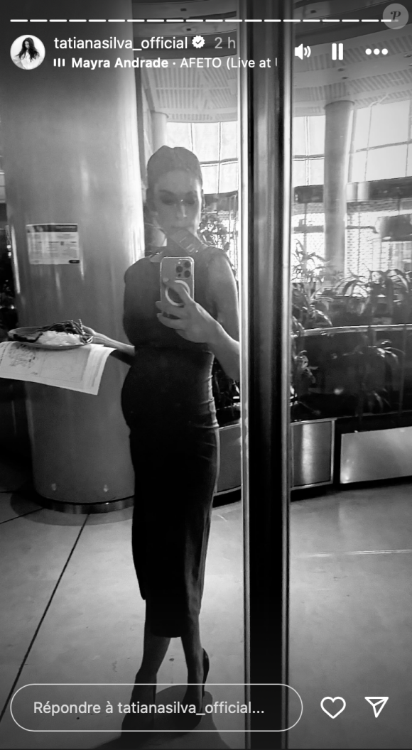 Ce samedi 30 novembre, la présentatrice a partagé son baby bump dans sa story Instagram...
Story Instagram de @tatianasilva_official, 30 novembre 2024.